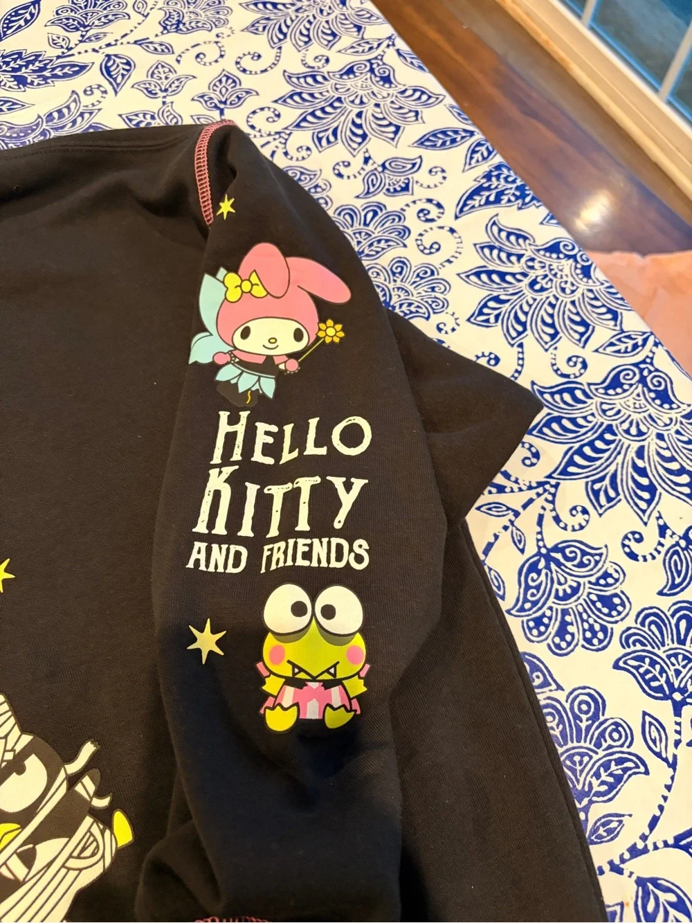 NWOT Women’s XL Hello Kitty Halloween Hybrid Graphic Sweatshirt - Picture 4 of 5